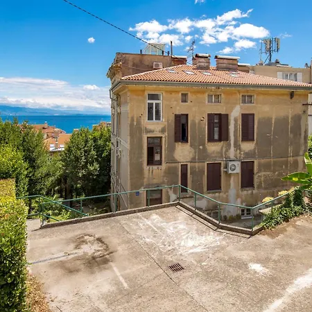 Paradise View Deluxe Apartment